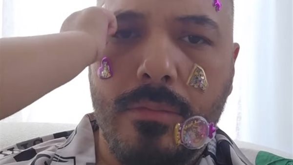 رامي عياش يشارك فيديو مضحك مع ابنته حيث يلصقان الاستيكرز على وجهه