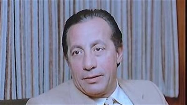 في ذكرى ميلاده.. أبو بكر عزت يجمع بين خفة الظل وعمق الأداء
