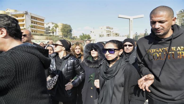 شيرين في جنازة شقيقها