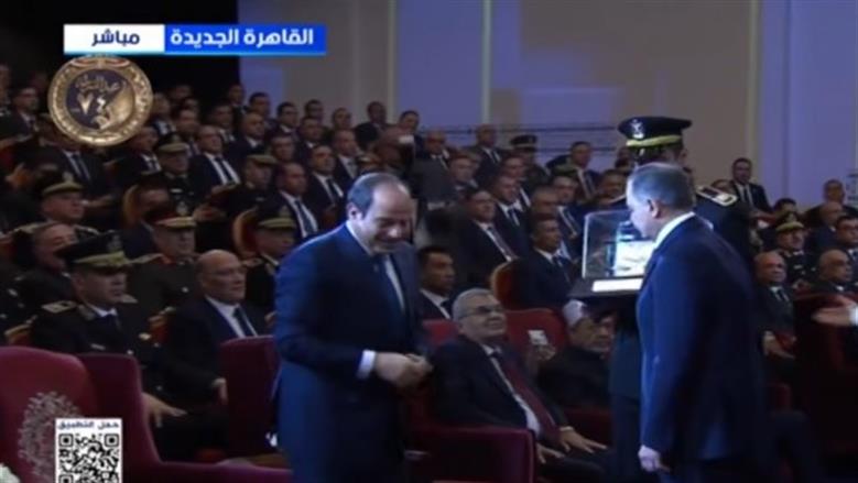 وزير الداخلية يهدى الرئيس السيسي هدية تذكارية بمناسبة عيد الشرطة الـ74