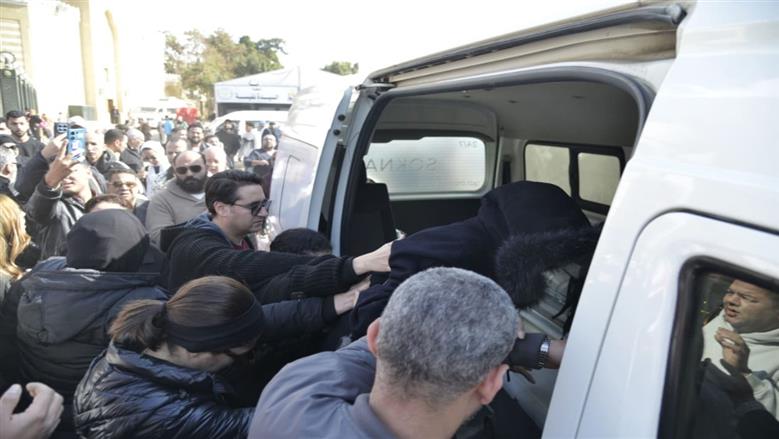 شيرين في جنازة شقيقها