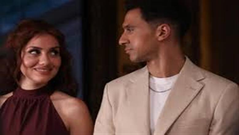 «فستان ورسالة».. عصام عمر يثير الجدل حول ارتباطه بـ <a href=