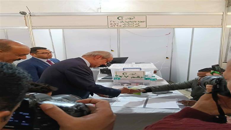 منير فخري عبد النور ومحمود أباظة يشاركان في انتخابات رئاسة حزب الوفد بمقر بيت الأمة.