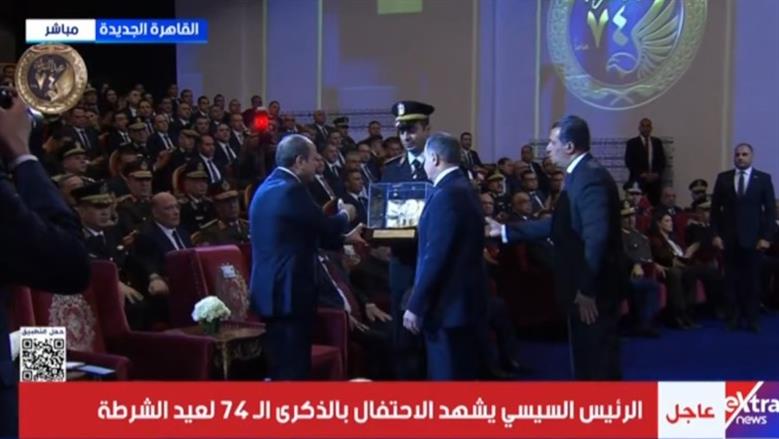 وزير الداخلية يهدى <a href=