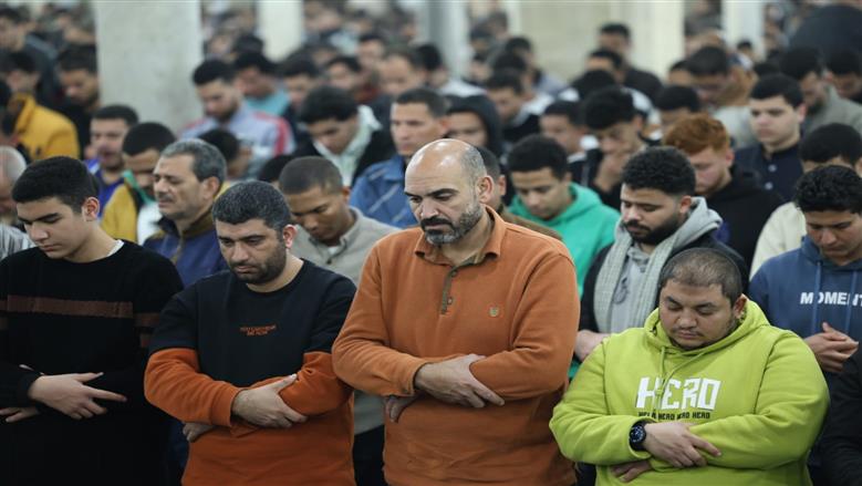 في الليلة الخامسة عشرة من رمضان.. الجامع الأزهر يواصل استقبال آلاف المصلين لأداء صلاتي العشاء والتراويح بالجامع الأزهر
