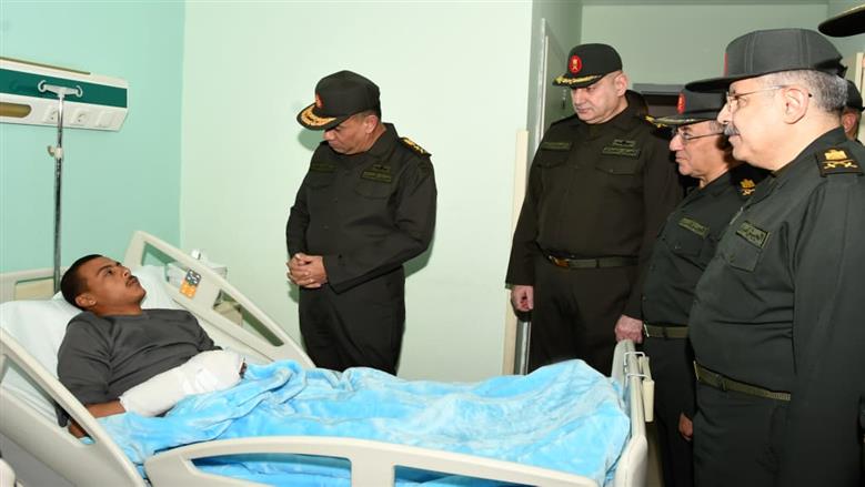 وزير الدفاع يزور عدد من المصابين بمجمع الجلاء الطبي للقوات المسلحة (صور وفيديو)