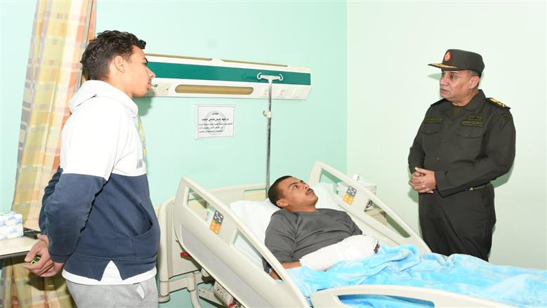 وزير الدفاع يزور عدد من المصابين بمجمع الجلاء الطبي للقوات المسلحة (صور وفيديو)