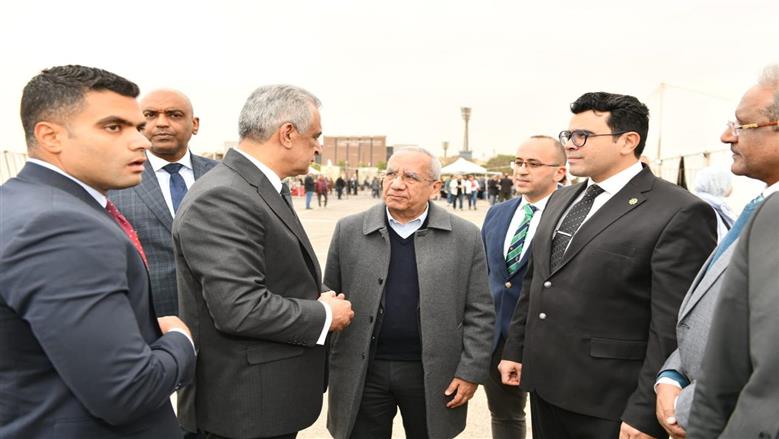 وزير الإنتاج الحربي يدلي بصوته في انتخابات نقابة المهندسين (صور)