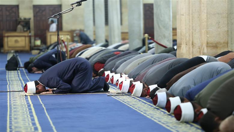 في الليلة الخامسة عشرة من رمضان.. الجامع الأزهر يواصل استقبال آلاف المصلين لأداء صلاتي العشاء والتراويح بالجامع الأزهر